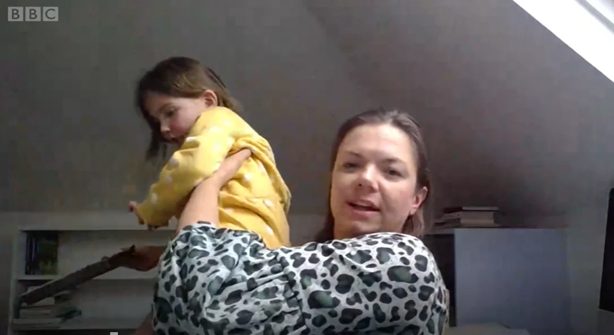 Lokalne blokady w związku z koronawirusem w Wielkiej Brytanii - tego dotyczyła rozmowa z ekspertką w BBC News Channel. Zapamiętana zostanie jednak nie ze względu na to, co mówiła dr Clare Wenham, ale przez jej kilkuletnią córeczkę. Dziewczynka skutecznie odwróciła bowiem uwagę od słów matki.