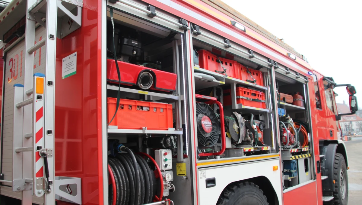 ​Ministerstwo Spraw Wewnętrznych i Administracji przed wyborami obiecywało, że w każdym województwie gmina do 20 tys. mieszkańców z największą frekwencją otrzyma wóz strażacki. Wiceminister Maciej Wąsik ogłosił dzisiaj, gdzie dokładnie wozy trafią.