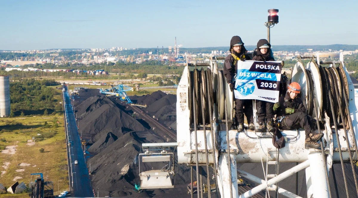 28 działaczy Greenpeace oskarżonych w związku z blokadą rozładunku węgla w porcie w Gdańsku. Do sądu wysłany został akt oskarżenia w sprawie akcji z września 2019 roku. Aktywiści organizacji wspięli się wtedy na portowe dźwigi i rozwiesili transparenty "Polska bez węgla 2030". Jak dowiedział się reporter RMF FM, straty portu były jednak wielokrotnie niższe, niż początkowo je określono.