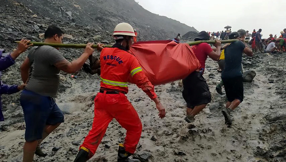 Ponad 100 ofiar śmiertelnych zejścia lawiny błotnej w kopalni jadeitu na północy Birmy - poinformowała straż pożarna. Akcję ratunkową przerwano ze względu na utrzymujące się ulewne deszcze. 