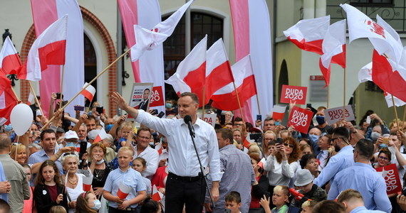 "Trzeba po raz kolejny powiedzieć "do widzenia". Mamy dosyć tych, którzy podnosili wiek emerytalny" – mówił w Stargardzie ubiegający się o reelekcję prezydent Andrzej Duda. "Nigdy więcej nie pchać się do władzy w Polsce. Po to, żeby kraść 50 mld złotych z VAT-u rocznie? Po to chcą się dopchać do władzy, żeby ktoś nas okradał? Złodziejom i tym, którzy złodziejom sprzyjali, mówimy ‘nie’" - powiedział prezydent.