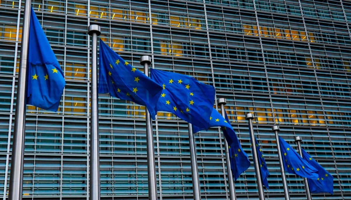 Komisja Europejska wszczyna procedurę o naruszenie prawa UE przeciw Polsce i 9 innym krajom członkowskim. Chodzi o wprowadzone w związku z pandemią przepisy ws. rozliczeń między biurami turystycznymi i ich klientami za niewykorzystane pakiety wyjazdowe. 