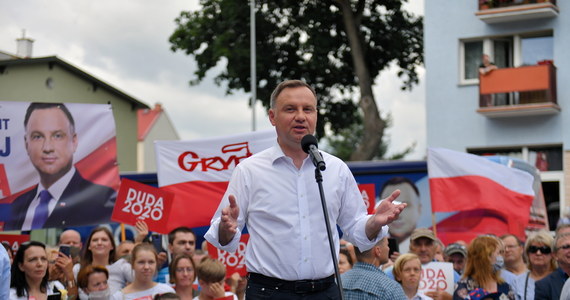 Politycy KO rozpoczęli w czwartek kontrolę poselską w resorcie sprawiedliwości w związku z aktem łaski prezydenta Andrzeja Dudy, w którym chodziło o cofnięcie zakazu zbliżania się ojca do córki, którą molestował. KO uważa, że Kancelaria Prezydenta może w tej sprawie ukrywać istotne fakty.