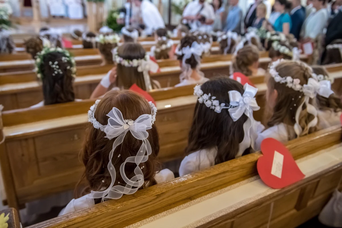 Sanepid w mazowieckiej Przysusze apeluje, by zgłaszały się osoby, które brały udział w uroczystości Pierwszej Komunii Świętej w Wieniawie w powiecie przysuskim. Zakażenie koronawirusem wykryto u dwójki gości.