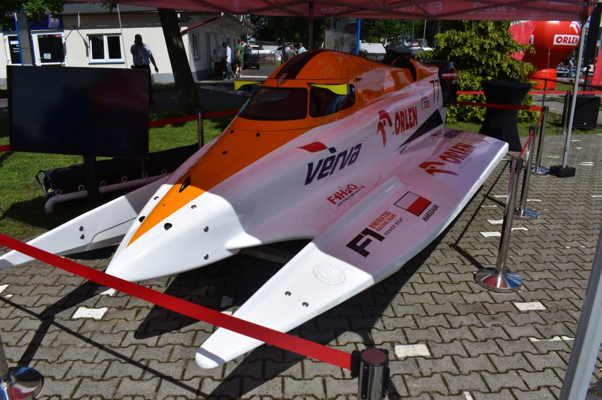 Bartłomiej Marszałek, zawodnik ORLEN Team, rozpoczął na Zalewie Zegrzyńskim treningi do rywalizacji w wodnej Formule 1. Testy, które z brzegu mogli obserwować kibice, połączono z oficjalną inauguracją sezonu wakacyjnego nad wodą. 