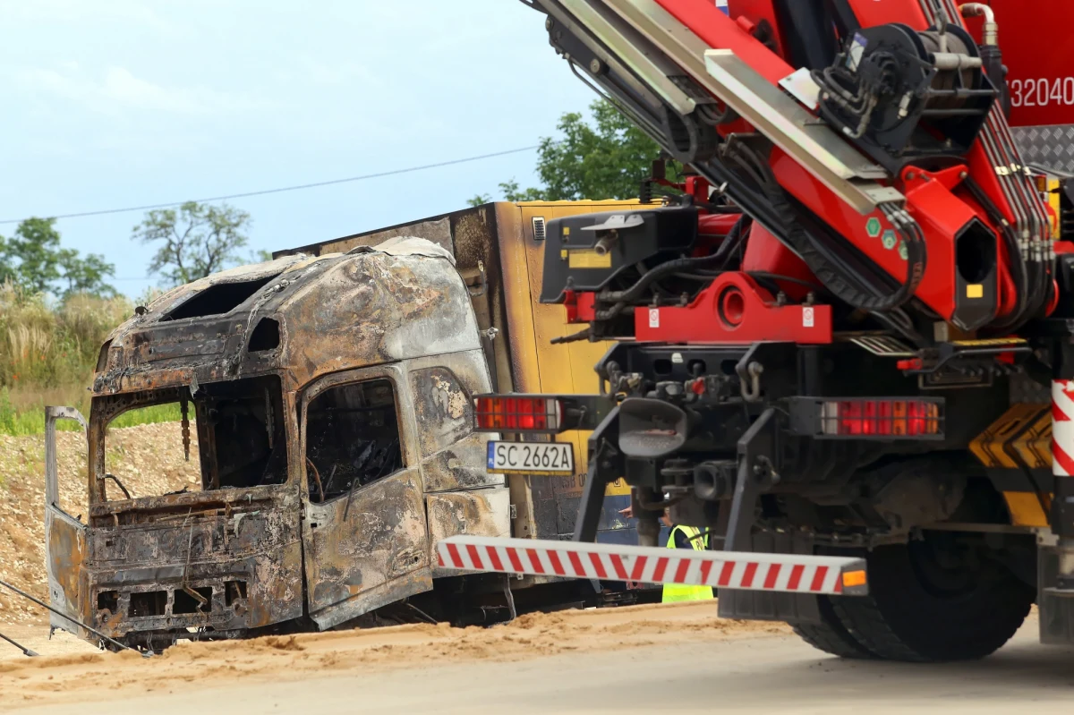 Trzydzieści sześć osób zostało rannych w wypadku na trasie krajowej numer jeden w miejscowości Bogusławice koło Częstochowy. Na trasie zderzyły się dwa tiry oraz autokar rejsowy. Ciężarówki zapaliły się. W akcji ratunkowej uczestniczyło pięć śmigłowców i siedem karetek. 