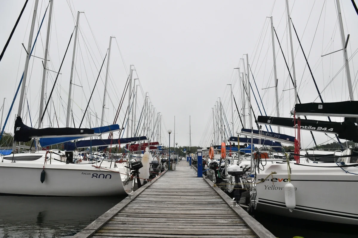 Jedna osoba dorosła i troje dzieci trafiło do szpitala, po tym jak na jeziorze Drwęckim w Ostródzie spłonęły dwie łodzie. Jak podała straż pożarna, dzieci były uczestnikami obozu żeglarskiego, który stacjonował w Piławkach w warmińsko-mazurskiem.