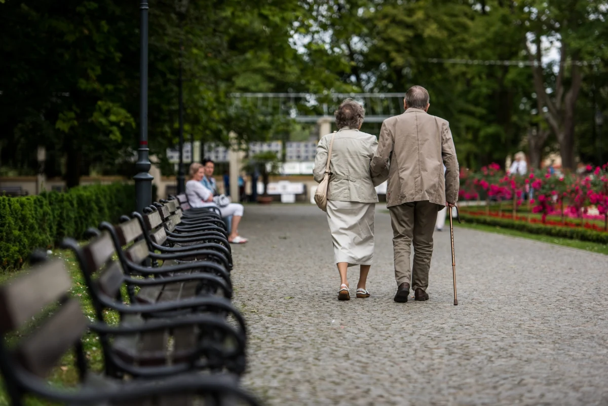 Objęcie bonem turystycznym emerytów i rencistów, oraz dzieci tych rodziców, którzy pracują za granicą - przewiduje cześć poprawek, jakie w czwartek Senat zaproponował do prezydenckiej ustawy o Polskim Bonie Turystycznym. Za głosowało 97 senatorów, nikt nie był przeciw, ani nie wstrzymał się od głosu. Teraz ustawa trafi ponownie do Sejmu.