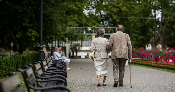 Objęcie bonem turystycznym emerytów i rencistów, oraz dzieci tych rodziców, którzy pracują za granicą - przewiduje cześć poprawek, jakie w czwartek Senat zaproponował do prezydenckiej ustawy o Polskim Bonie Turystycznym. Za głosowało 97 senatorów, nikt nie był przeciw, ani nie wstrzymał się od głosu. Teraz ustawa trafi ponownie do Sejmu.