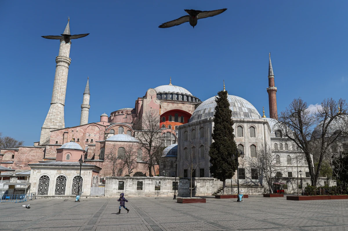 Turecki sąd wysłuchał w czwartek stanowiska stowarzyszenia, które złożyło wniosek o przekształcenie muzeum Hagia Sophia w Stambule ponownie w meczet. Wyrok w sprawie ma zapaść w ciągu 15 dni. Przeciwko zmianie wypowiedziały się już władze USA, Francji i Grecji.