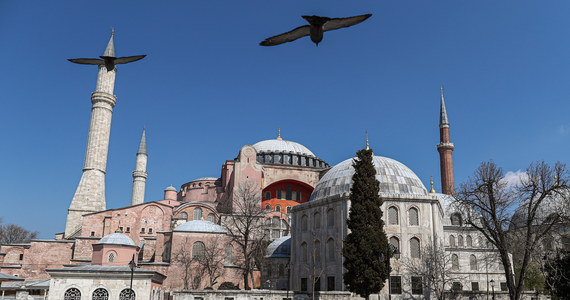 Turecki sąd wysłuchał w czwartek stanowiska stowarzyszenia, które złożyło wniosek o przekształcenie muzeum Hagia Sophia w Stambule ponownie w meczet. Wyrok w sprawie ma zapaść w ciągu 15 dni. Przeciwko zmianie wypowiedziały się już władze USA, Francji i Grecji.