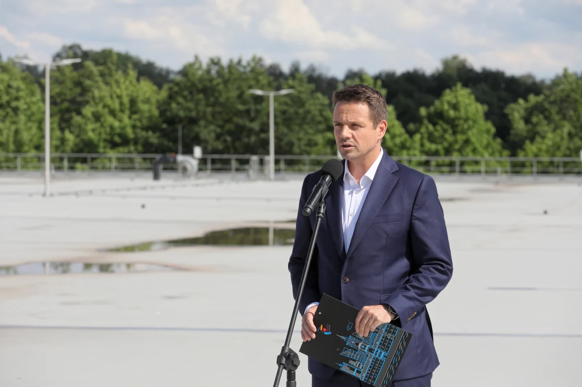 Rząd nie chce mówić o stanie finansów, "dziura Morawieckiego" podobno sięga 100 mld zł, podobno szykują się olbrzymie podwyżki podatków - powiedział Rafał Trzaskowski kandydat na prezydenta z ramienia KO w TVN24.  Zaznaczył, że chce być osobą niezależną, która będzie wetować złe rozwiązania.