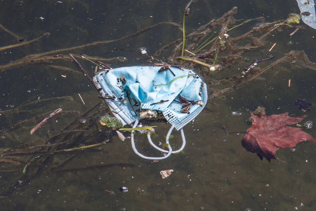 Około 300 tysięcy ton ważyć będą wyrzucone w tym roku we Włoszech zużyte maseczki ochronne i rękawiczki. Takie prognozy przedstawił Instytut Ochrony Środowiska w związku z inauguracją specjalnej kampanii zachęcającej do właściwego wyrzucania tych odpadów.