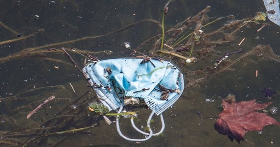 Około 300 tysięcy ton ważyć będą wyrzucone w tym roku we Włoszech zużyte maseczki ochronne i rękawiczki. Takie prognozy przedstawił Instytut Ochrony Środowiska w związku z inauguracją specjalnej kampanii zachęcającej do właściwego wyrzucania tych odpadów.