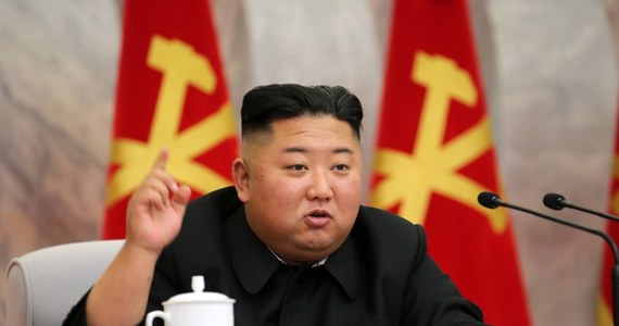 Przywódca Korei Północnej Kim Dzong Un powiedział na spotkaniu biura politycznego Partii Robotniczej KRLD, że jego kraj obronił się przez pandemią koronawirusa. Północnokoreański rząd do tej pory nie zgłosił oficjalnie ani jednego przypadku zakażenia wirusem SARS-CoV-2.
