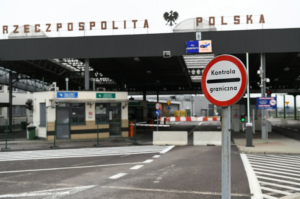 Dziś wchodzą w życie zmiany w zasadach kwarantanny. Wczoraj wieczorem w Dzienniku Ustaw opublikowano nowelizację rozporządzenia Rady Ministrów, zgodnie z którą z obowiązkowej maksymalnie 14-dniowej kwarantanny po przekroczeniu granicy zewnętrznej UE zwolnieni będą m.in. obywatele RP. 