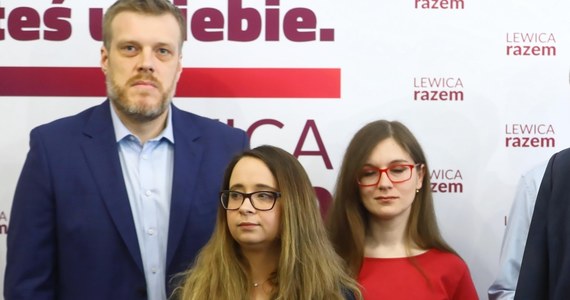 ​Po 200 tys. zł - tyle z kasy partii dostali w 2019 roku posłowie Razem Adrian Zandberg, Marcelina Zawisza, Maciej Konieczny i Paulina Matysiak. Jak informuje Onet, ugrupowanie tłumaczy, że pieniądze zostały przekazane na komitet wyborczy Lewicy, co jest problematyczne w związku z prawem finansowania jej kampanii do parlamentu.