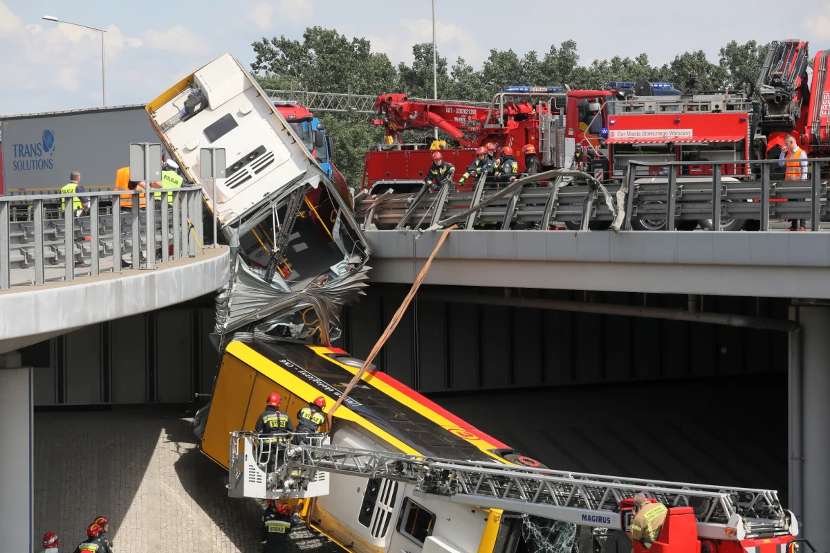 "Czuje doskonale ruch drogowy, zdecydowanie nadaje się do jazdy na autobusach przegubowych 18-metrowych" - taką opinię po szkoleniu kierowców Arrivy otrzymał Tomasz U. - pisze Onet. W ubiegłym tygodniu autobus komunikacji miejskiej, którym kierował mężczyzna, spadł z mostu Grota-Roweckiego w Warszawie. Zginęła jedna osoba, 22 zostały ranne. Okazało się, że kierowca był pod wpływem amfetaminy. Onet ustalił, że firma, która go zatrudniła, przez lukę w prawie nie mogła wiedzieć, że ma na koncie 13 wykroczeń drogowych.