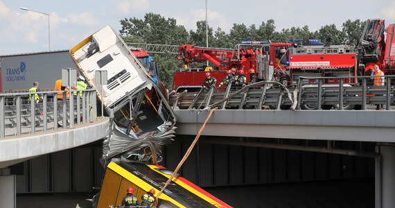 "Czuje doskonale ruch drogowy, zdecydowanie nadaje się do jazdy na autobusach przegubowych 18-metrowych" - taką opinię po szkoleniu kierowców Arrivy otrzymał Tomasz U. - pisze Onet. W ubiegłym tygodniu autobus komunikacji miejskiej, którym kierował mężczyzna, spadł z mostu Grota-Roweckiego w Warszawie. Zginęła jedna osoba, 22 zostały ranne. Okazało się, że kierowca był pod wpływem amfetaminy. Onet ustalił, że firma, która go zatrudniła, przez lukę w prawie nie mogła wiedzieć, że ma na koncie 13 wykroczeń drogowych.