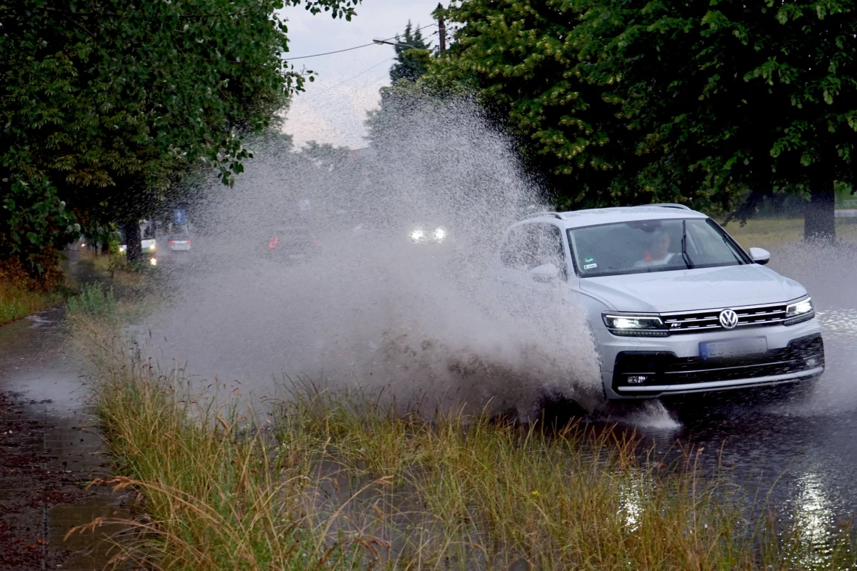 To była kolejna burzowa noc w Śląskiem. Woda zalewała ulice, podwórka i parkingi. W związku z ulewami strażacy w województwie interweniowali prawie 400 razy.