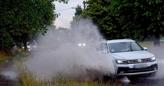 To była kolejna burzowa noc w Śląskiem. Woda zalewała ulice, podwórka i parkingi. W związku z ulewami strażacy w województwie interweniowali prawie 400 razy.