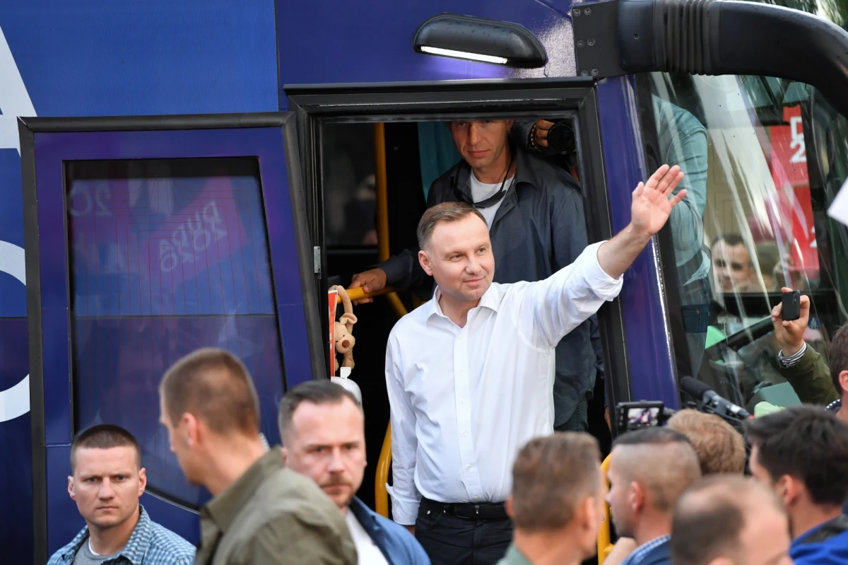 Coraz więcej wiemy o sprawie mężczyzny ułaskawionego przez prezydenta Andrzeja Dudę. „Fakt” na podstawie aktów sądowych opisał, jak skazany znęcał się nad rodziną i molestował niepełnoletnią córkę. Z kolei w rozmowie z portalem wpolityce.pl konkubina ułaskawionego stwierdziła, że mężczyzna przeszedł przemianę. Rzecznik prezydenta Błażej Spychalski ocenił, że to, co dzieje się wokół sprawy, jest "obrzydliwe i cyniczne". Do sprawy odniósł się też sam prezydent w rozmowie z Polsat News.