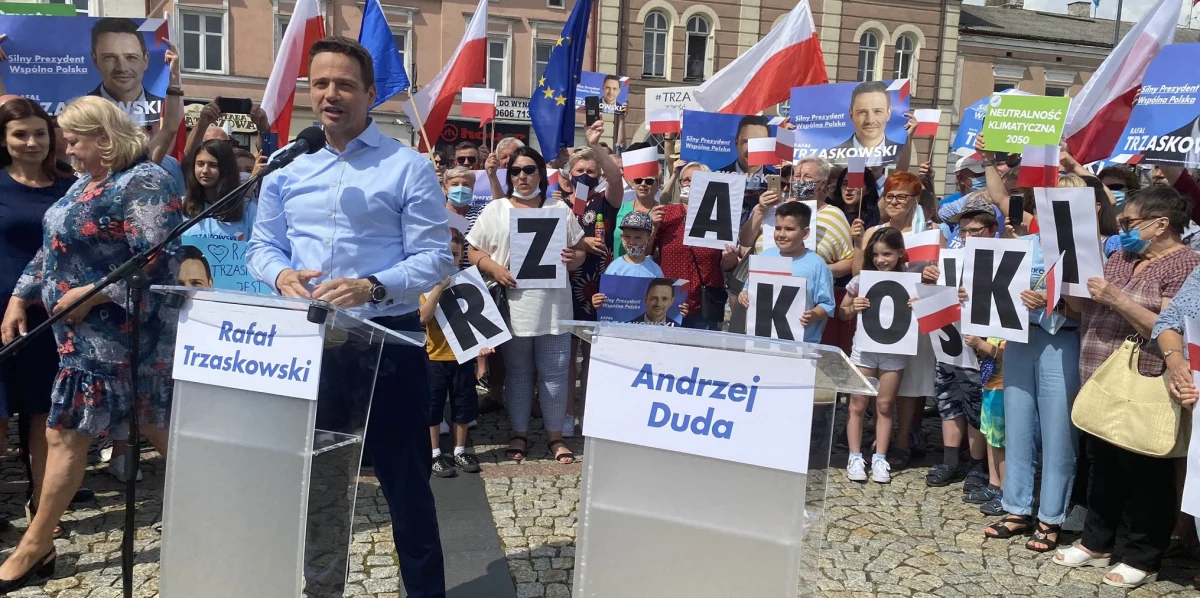 W czasie spotkania z mieszkańcami Skierniewic Rafałowi Trzaskowskiemu towarzyszyła pusta mównica dla jego wyborczego rywala - walczącego o reelekcję prezydenta Andrzeja Dudy. "Mównica jest przygotowana dla Andrzeja Dudy, gdyby chciał stanąć do debaty" – tłumaczył prezydent Warszawy. "Niech odpowie na trudne pytania także w takich okolicznościach, a nie tylko bierze udział w debacie TVP" - dodał.