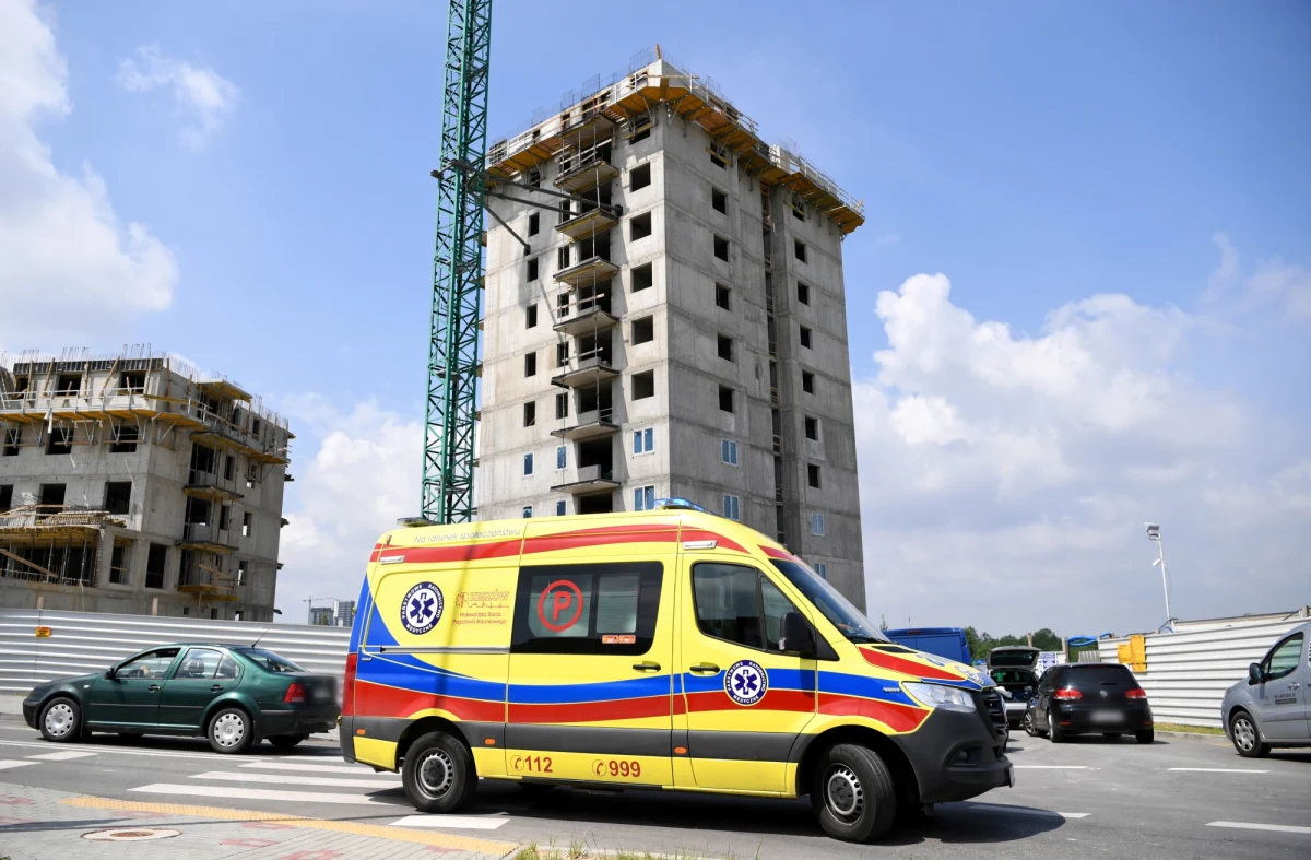 Tragiczny wypadek na budowie wieżowca przy ul. Bałtyckiej w Rzeszowie. Zginęło dwóch mężczyzn, którzy pracowali przy rozbiórce rusztowania. Robotnicy spadli z 11. piętra.