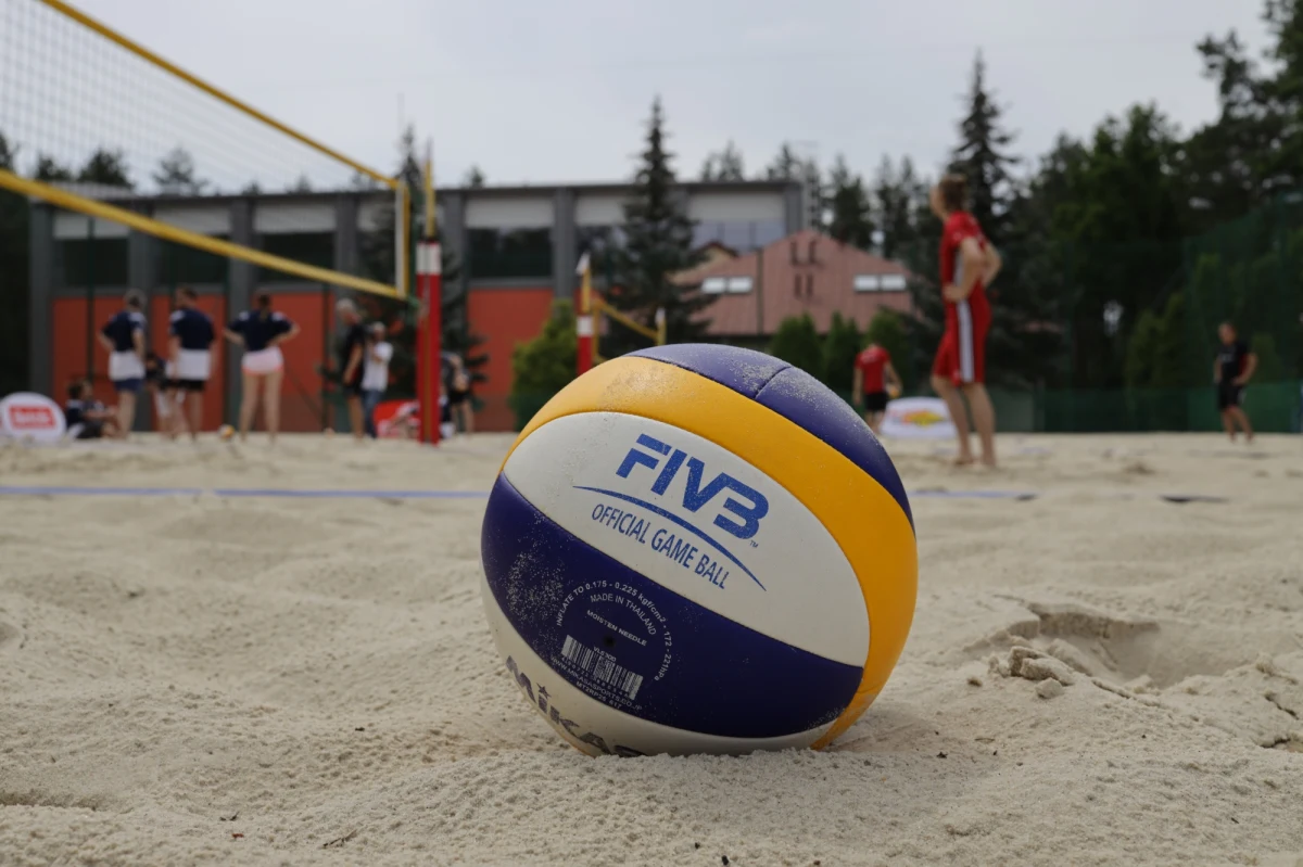 Reprezentacja siatkarzy trenuje na zgrupowaniu w centralnym ośrodku sportu w Spale. Zawodnicy pod okiem Vitala Heynena często ćwiczą na boisku do siatkówki plażowej, co może wydawać się dobrą zabawą. O tym, że tak nie jest  - na własnej skórze przekonał się nasz dziennikarz Paweł Pawłowski z redakcji sportowej, który jest w Spale.