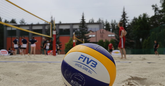 Reprezentacja siatkarzy trenuje na zgrupowaniu w centralnym ośrodku sportu w Spale. Zawodnicy pod okiem Vitala Heynena często ćwiczą na boisku do siatkówki plażowej, co może wydawać się dobrą zabawą. O tym, że tak nie jest  - na własnej skórze przekonał się nasz dziennikarz Paweł Pawłowski z redakcji sportowej, który jest w Spale.