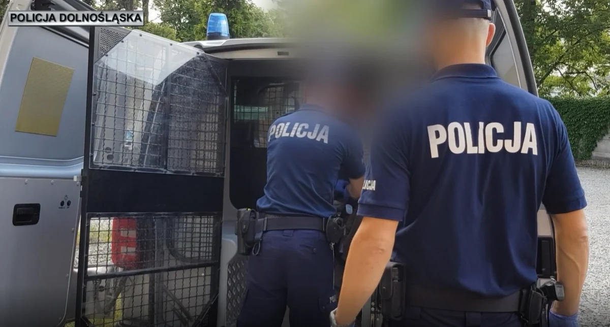 Jest zarzut dla mężczyzny, podejrzanego o potrącenie 2-latka na przejściu dla pieszych i ucieczkę z miejsca wypadku w Ząbkowicach Śląskich. 59-latek został zatrzymany w czwartek. Potrącone dziecko jest w szpitalu. Kierowca twierdzi, że pieszych na przejściu nie zauważył. 