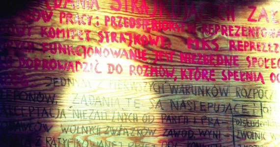 Europejskie Centrum Solidarności w Gdańsku nie zwróci Narodowemu Muzeum Morskiemu słynnych tablic, na których podczas strajku w 1980 roku spisano 21 postulatów MKS. O północy minie termin zawartej w 2014 roku umowy depozytu, na mocy której wpisane na Listę Światowego Dziedzictwa UNESCO tablice są eksponowane na wystawie stałej w ECS. Niewykluczone, że sprawa znajdzie swój finał w sądzie. 