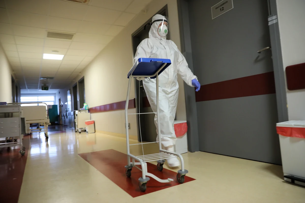 Nawet na 2 miliony złotych z powodu pandemii koronawirusa swoje straty wycenia szpital im. Stefana Żeromskiego w Krakowie. To kolejne obciążenia dla i tak już borykającego się z problemami finansowymi szpitala. Ponadto dyrektor placówki - podobnie jak szefowie innych krakowskich szpitali - wskazuje na jeszcze jeden problem. Pacjenci, którzy z obawy przed koronawirusem zaniechali wizyty w szpitalu, teraz wracając z pogorszonym stanem zdrowie.  