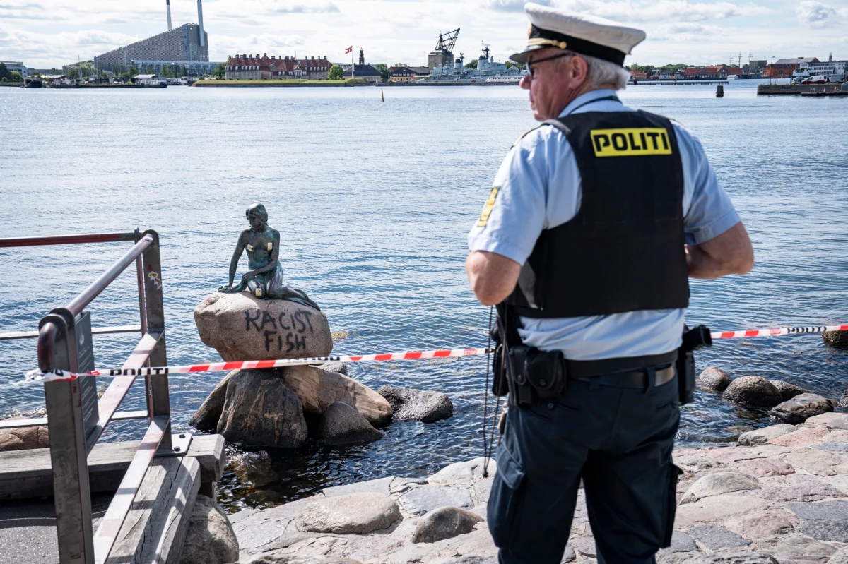Wandale po raz kolejny zniszczyli pomnik Małej Syrenki znajdujący się na nabrzeżu stolicy Danii, Kopenhagi. Ktoś napisał na kamieniu: "Rasistowska ryba".