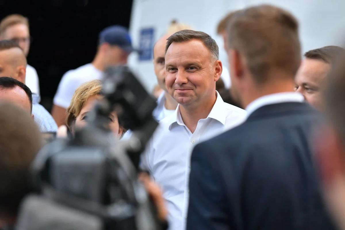 Na drastyczne pogorszenie sytuacji ekonomicznej wskazują zeznania córki i konkubiny mężczyzny, skazanego za znęcanie się nad bliskimi i seksualne molestowanie córki, którego w marcu ułaskawił prezydent Andrzej Duda. "Nasza sytuacja finansowa była bardzo zła, razem z mamą mieliśmy dużo długów" - to fragment zeznań córki skazanego. O "bardzo złej" sytuacji finansowej mówiła również jej matka: "Nie miałyśmy pieniędzy na życie". Kobiety starały się o zniesienie zakazu zbliżania się, jakim objęty był skazany. Obie zeznały: "Pracuje i pomaga nam w utrzymaniu". Sędzia sądu rodzinnego Karolina Sosińska, z którą rozmawiał Onet, nie ma wątpliwości: w tej sprawie mamy do czynienia z "przemocą ekonomiczną, której sprawcą jest tak ten skazany mężczyzna, jak państwo polskie". "Czy gdyby te kobiety miały pieniądze, to tak pozytywnie odnosiłyby się do tego człowieka? Ojca, który zgwałcił córkę? Odpowiedź wydaje się oczywista" - zauważa sędzia.