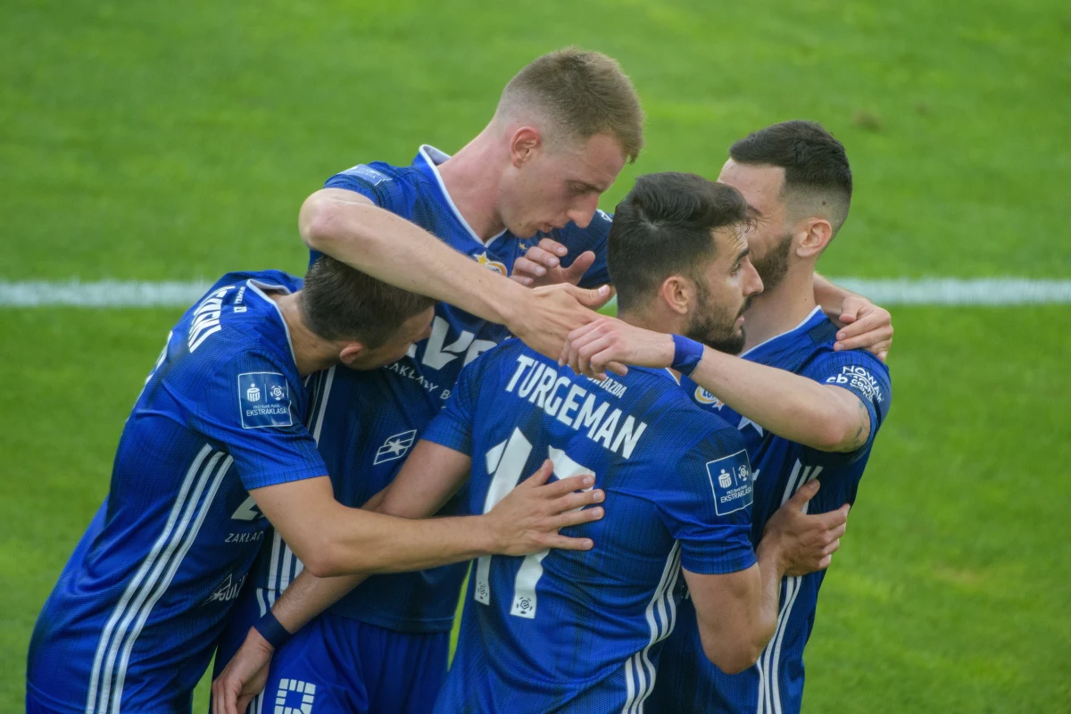 W 34. kolejce PKO Ekstraklasy Korona Kielce zremisowała 1-1 z Arką Gdynia. Taki wynik oznacza, że Wisła Kraków i Zagłębie Lubin są już pewne utrzymania w Ekstraklasie. Korona Kielce na pewno spadnie do I ligi, a Arka Gdynia jest tego bardzo bliska.