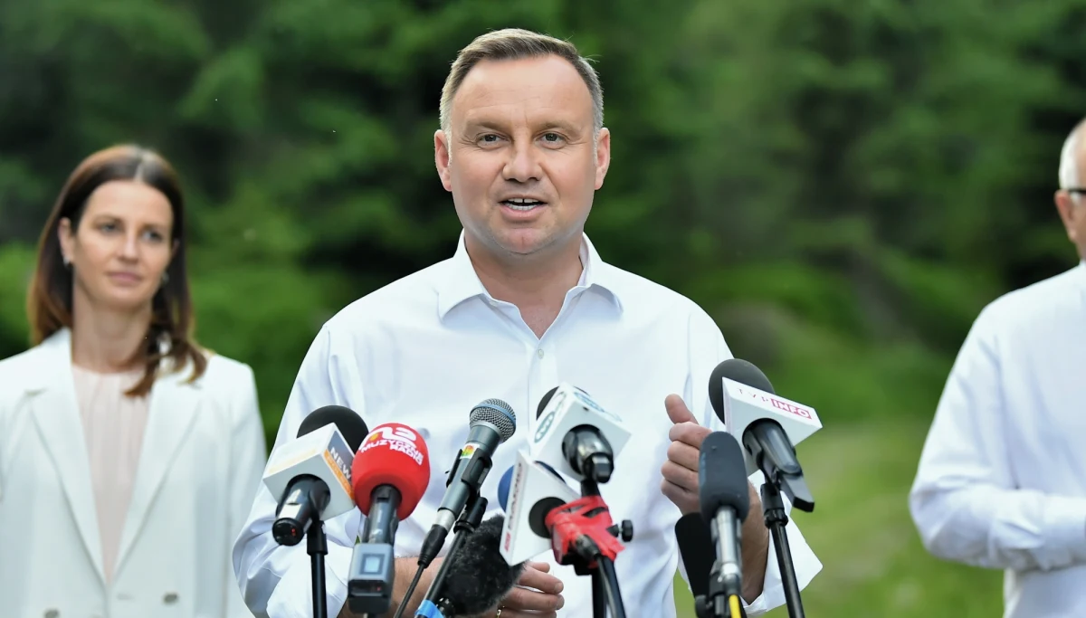 Tylko posłowie PiS i Konfederacji spytani przez PAP pozytywnie ocenili inicjatywę prezydenta Andrzeja Dudy, który ogłosił, że chce zmian w prawie oświatowym i większej kontroli rodziców nad treściami przekazywanymi w szkole przez różne organizacje. Pozostałe kluby wskazują na wyborczy cel tej inicjatywy.