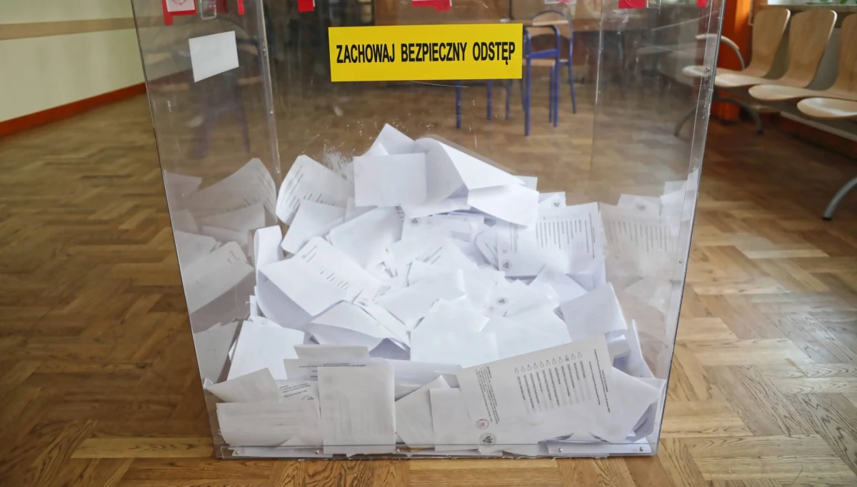 Pozytywny wynik badania na koronawirusa ma członkini komisji wyborczej w gminie Jasieniec koło Grójca na Mazowszu. Testy nie wykazały natomiast zakażenia u członków jej rodziny: mąż i teść kobiety, którzy zasiadali w dwóch innych komisjach wyborczych na terenie tej samej gminy, uzyskali negatywne wyniki badań. Oznacza to, że na wyniki testów czekają już tylko członkowie okręgowej komisji, którzy w niedzielę 28 czerwca pracowali razem z zarażoną kobietą.