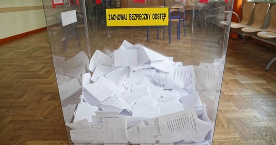 Pozytywny wynik badania na koronawirusa ma członkini komisji wyborczej w gminie Jasieniec koło Grójca na Mazowszu. Testy nie wykazały natomiast zakażenia u członków jej rodziny: mąż i teść kobiety, którzy zasiadali w dwóch innych komisjach wyborczych na terenie tej samej gminy, uzyskali negatywne wyniki badań. Oznacza to, że na wyniki testów czekają już tylko członkowie okręgowej komisji, którzy w niedzielę 28 czerwca pracowali razem z zarażoną kobietą.