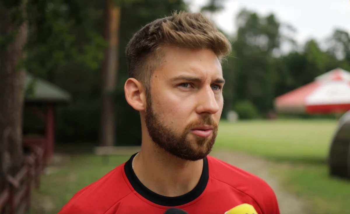 Dawniej nie był zabierany na duże, międzynarodowe imprezy. Teraz zainteresowała się nim prawdopodobnie najlepsza drużyna na świecie. Transfer doszedł do skutku i Bartosz Bednorz w nadchodzącym sezonie zagra w Zenicie Kazań. Rok temu mówiło się o pewnym konflikcie Bednorza z trenerem Vitalem Heynenem. Belg sam mówił, że ten właśnie zawodnik nie jest dobrze zgrany z grupą. W te wakacje jednak wszystko się zmieniło. O nadchodzącym sezonie w Zenicie i o miejscu zawodnika w reprezentacji – z Bartoszem Bednorzem rozmawiał Paweł Pawłowski.