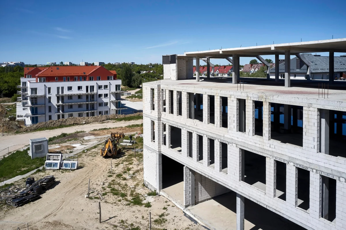 W sumie 10 zarzutów usłyszeli w prokuraturze dwaj byli prezesi spółdzielni „Ujeścisko” w Gdańsku. Obaj zostali zatrzymani wczoraj w śledztwie dotyczącym nieprawidłowości przy realizacji siedmiu inwestycji budowalnych, które prowadziła wspomniana spółdzielnia. Pokrzywdzeni w tej sprawie wpłacali pieniądze na mieszkania, budowy wstrzymano, a sama spółdzielnia ma około 30 mln zł długu. 