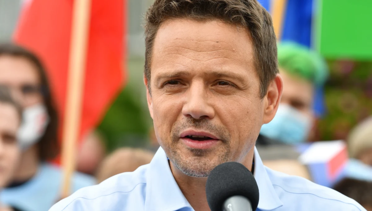 Jestem przeciw adopcji dzieci przez pary jednopłciowe; w tej akurat kwestii zgadzam się z ubiegającym się o reelekcję prezydentem - powiedział w sobotę w Kaliszu kandydat KO na prezydenta Rafał Trzaskowski. Ocenił przy tym, że Andrzej Duda szuka tematów zastępczych.