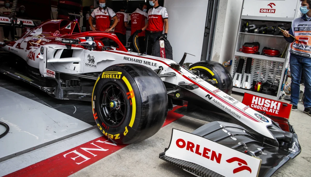 Ani jednego przypadku pozytywnego wyniku testu na koronawirusa nie stwierdzono tuż przed wznowieniem sezonu w Formule 1. W niedzielę odbędzie się wyścig o Grand Prix Austrii. Na sobotę zaplanowany jest ostatni trening i kwalifikacje.