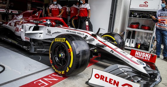 Ani jednego przypadku pozytywnego wyniku testu na koronawirusa nie stwierdzono tuż przed wznowieniem sezonu w Formule 1. W niedzielę odbędzie się wyścig o Grand Prix Austrii. Na sobotę zaplanowany jest ostatni trening i kwalifikacje.