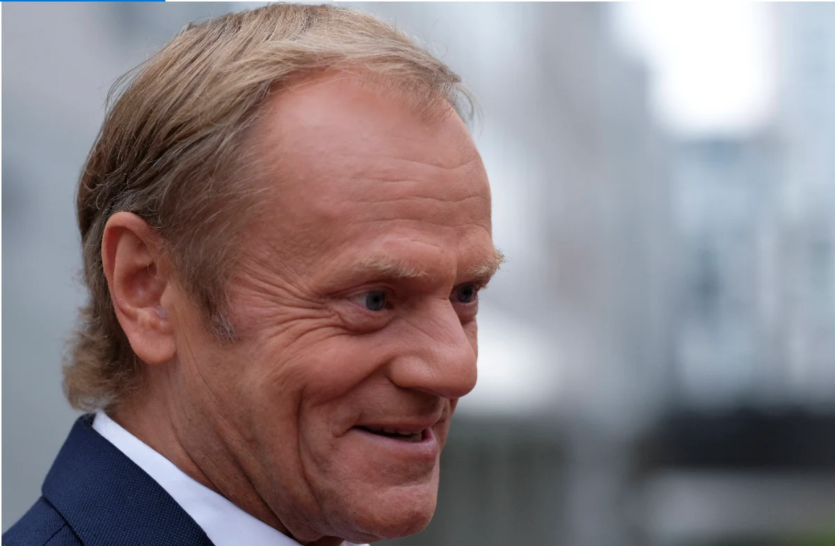 Chodźmy Jarosławie na długi, wspólny spacer, pogadamy o dawnych czasach. To dobra chwila, by uwolnić Andrzeja i Rafała od naszych sporów i emocji - napisał na Twitterze były premier Donald Tusk zwracając się do prezesa PiS Jarosława Kaczyńskiego.
