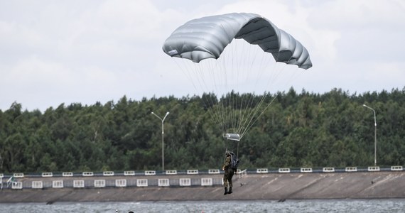 Żołnierz 2 Hrubieszowskiego Pułku Rozpoznawczego zasłabł i zmarł po skoku spadochronowym do wody. Prawdopodobną przyczyną jego śmierci była zapaść, okoliczności bada prokuratura – poinformował w sobotę oficer prasowy tej jednostki.