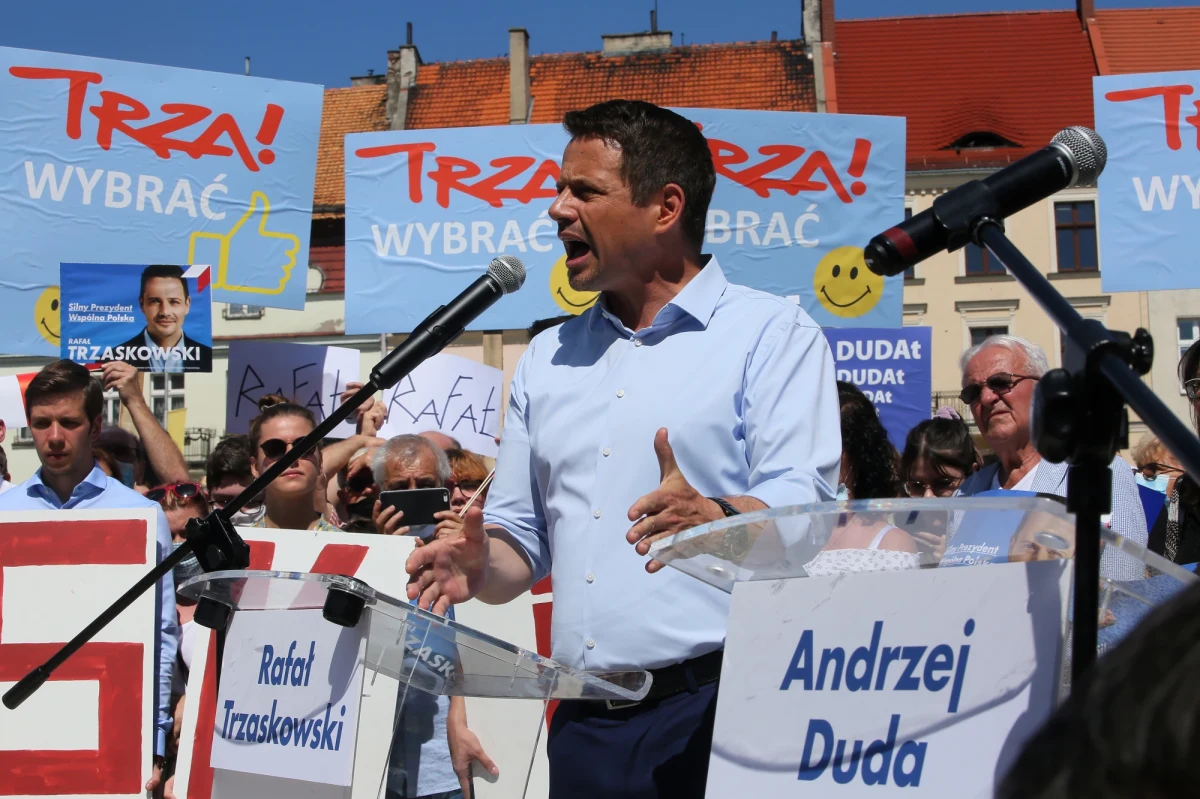 "W programie Rafała Trzaskowskiego znalazło się przyzwolenie i zgoda na adopcję (dzieci) przez pary homoseksualne" - ogłosił na konferencji prasowej Jan Kanthak, odnosząc się do dzisiejszej deklaracji prezydenckiego kandydata Koalicji Obywatelskiej, który oświadczył, że jest przeciwny takiej adopcji. Poseł Zjednoczonej Prawicy przywołał zapisy programu Trzaskowskiego i pochodzącego z 2018 roku projektu o związkach partnerskich. W sprawie jest jednak pewien niuans.