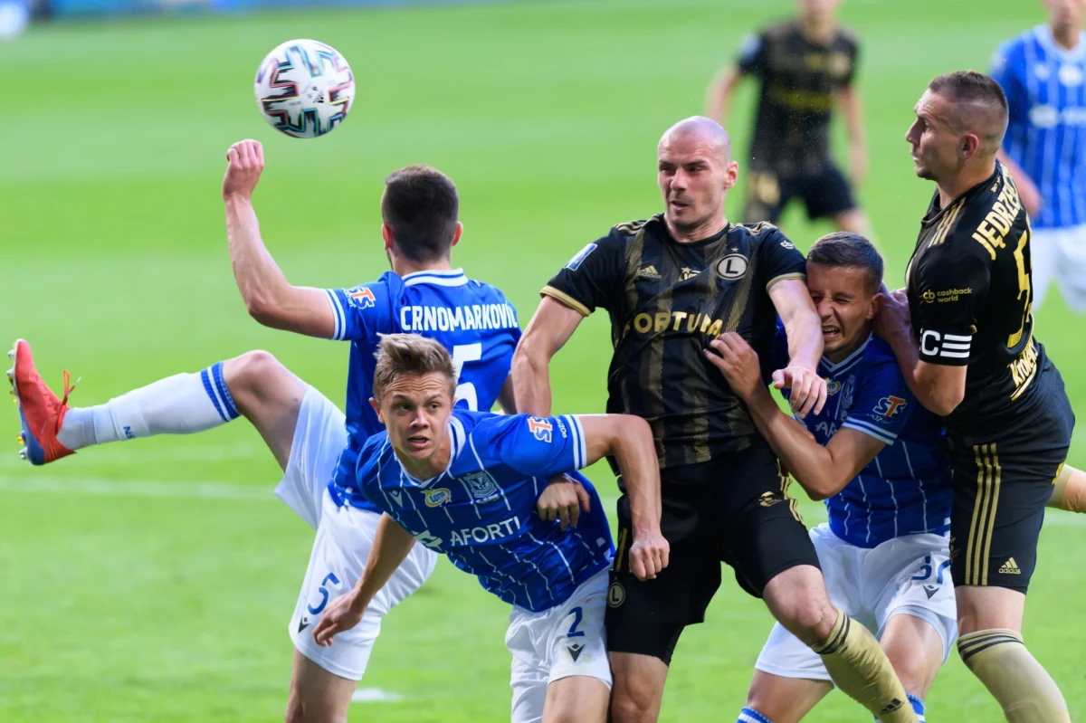Piłkarze Legii Warszawa przegrali w Poznaniu z Lechem 1:2 w 34. kolejce Ekstraklasy i nie są jeszcze pewni mistrzowskiego tytułu. Do przypieczętowania triumfu w sezonie 2019/20 brakuje im zaledwie punktu.