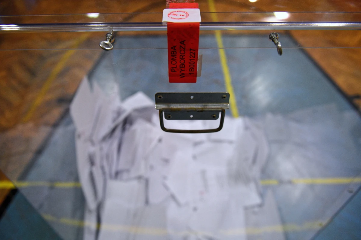 Polskie konsulaty na całym świecie nie były przygotowane do wysłania ogromnej ilości pakietów wyborczych potrzebnych do głosowania korespondencyjnego za granicą - ustalił korespondent RMF FM w USA Paweł Żuchowski. Wysłanie pakietów z jednego z konsulatów zostało opóźnione przez... wyczerpanie tuszu w drukarce znajdującej się w placówce. Pracownicy konsulatów mieli też problem z kupnem odpowiedniej ilości znaczków pocztowych.