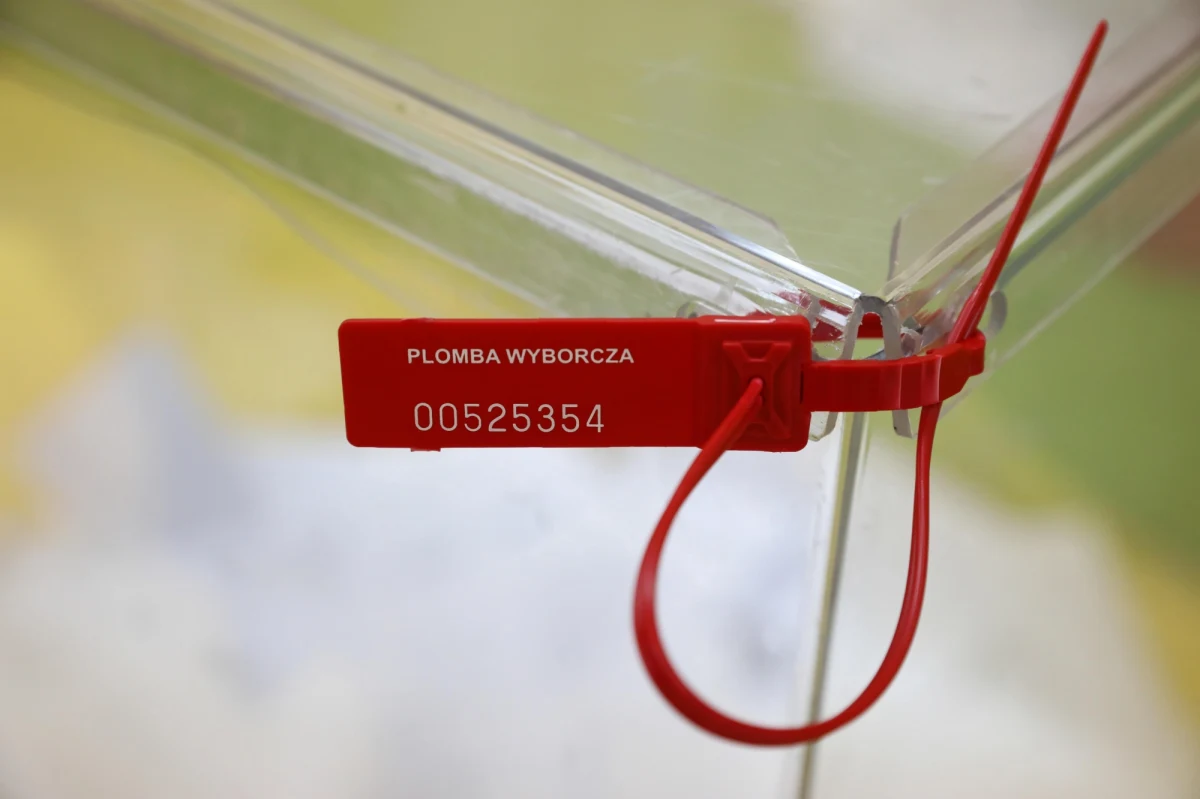 Polskie placówki dyplomatyczne w Wielkiej Brytanii zakończyły wysyłanie pakietów wyborczych przed drugą turą wyborów prezydenckich. W niespełna 4 dni wysłano 180 tysięcy przesyłek z kartami do głosowania korespondencyjnego. Na RMF 24 radzimy, jak - krok po kroku - przeprowadzić operację głosowania, by nasz głos się nie zmarnował! Uwagę zwraca na najczęściej pojawiające się błędy Michał Reimer, który w pierwszej turze wyborów był członkiem komisji wyborczej w Londynie!